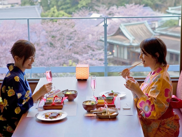 【レストランゐきり】窓からは桜をはじめとした四季折々の景色♪