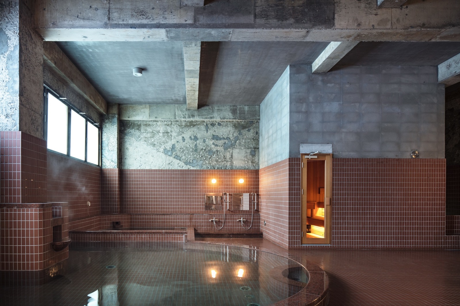 温泉大浴場「島湯」BATHHOUSE　
営業　
14：00～23：00
6：00～9：00