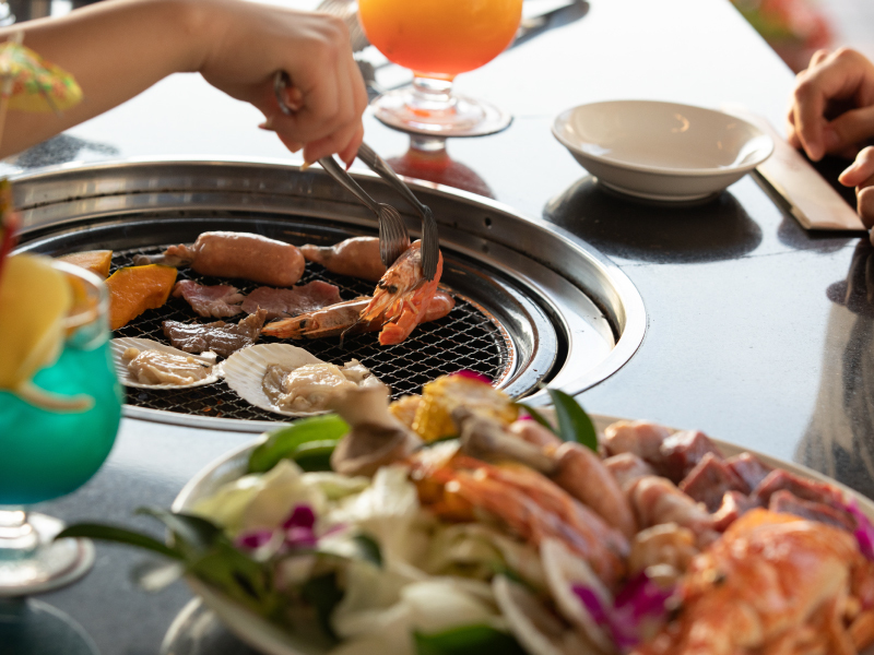 남국의 분위기를 맛보면서 먹는 BBQ. 트로피컬 드링크와 함께 드십시오.