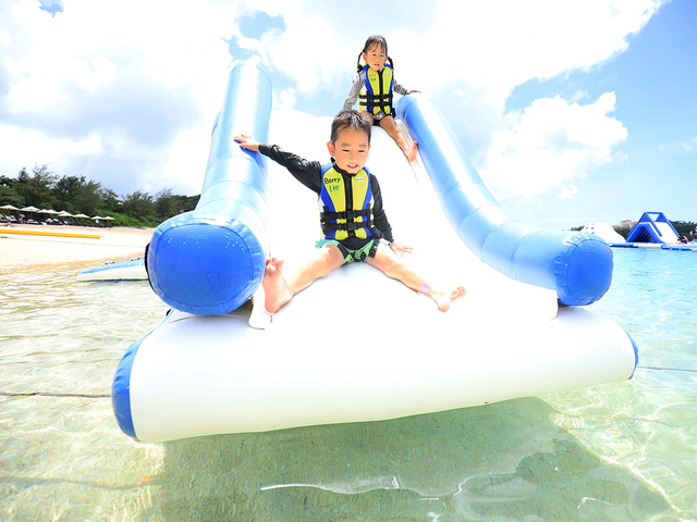 海上アスレチック喜瀬アクアパーク で沖縄の海を満喫 ４ ８月限定 喜瀬アクアパークチケット付プラン 朝食付 禁煙 New グリーンビュー マウンテンツイン 沖縄ホテル予約ots