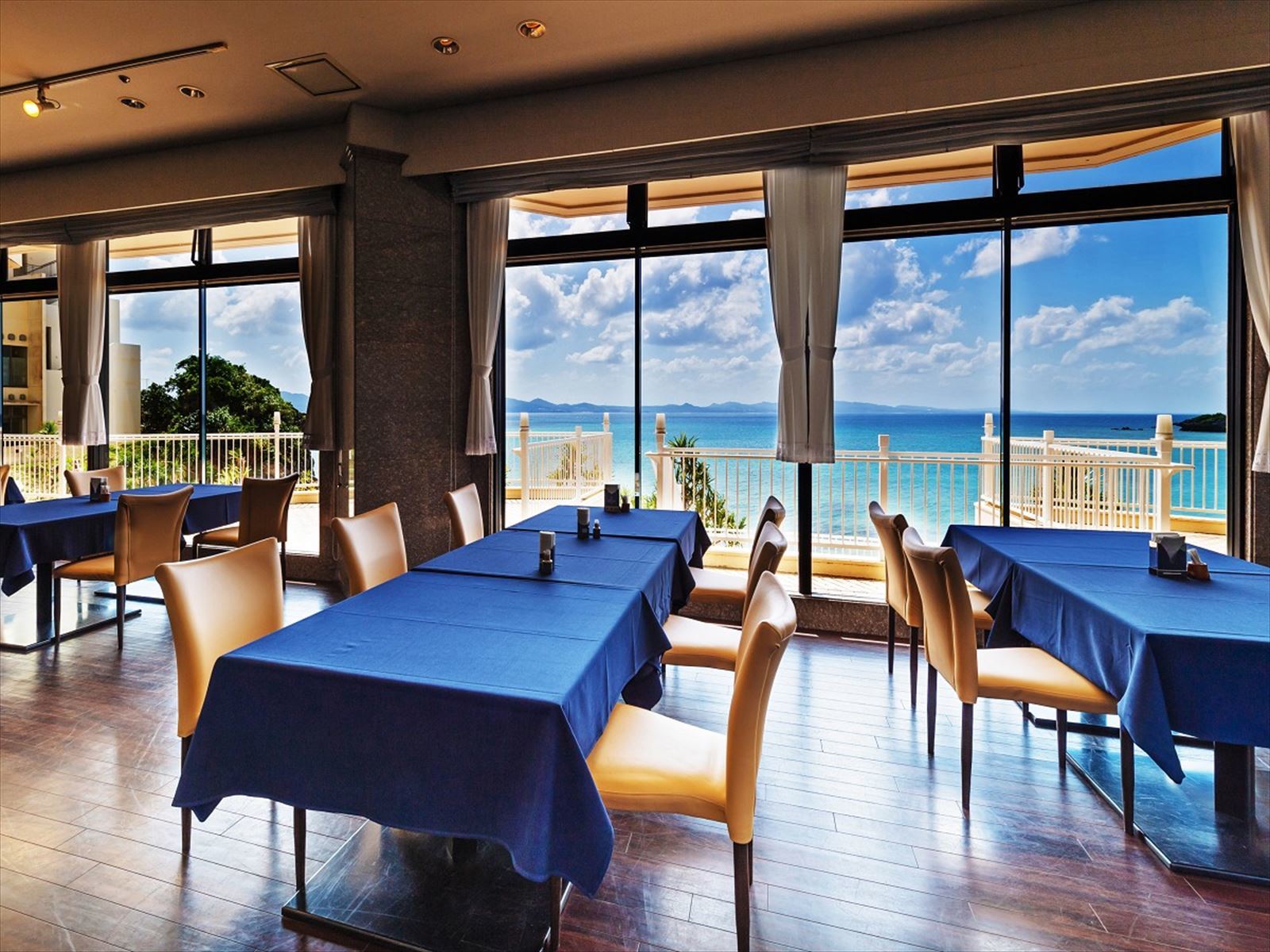 Enjoy the beach and the Okinawan resort [Dinner and Breakfast]
