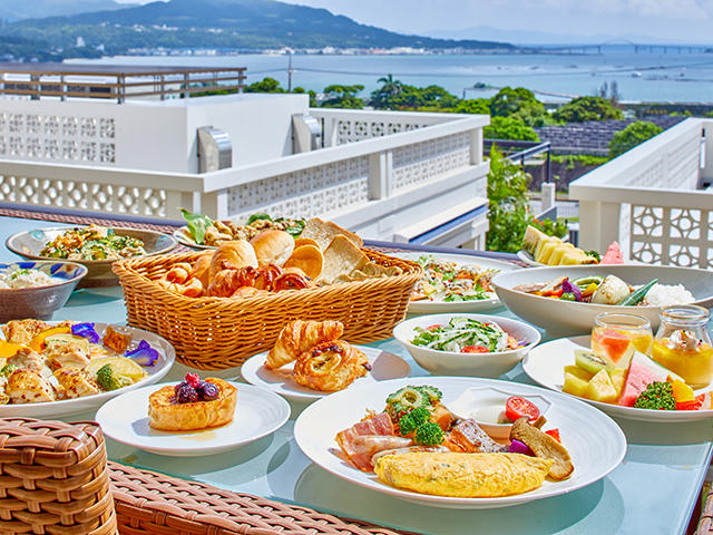 【朝食ビュッフェイメージ】
シェフこだわりのお料理が多彩に並ぶ。
２階／やんばるビストロ　ルアナ