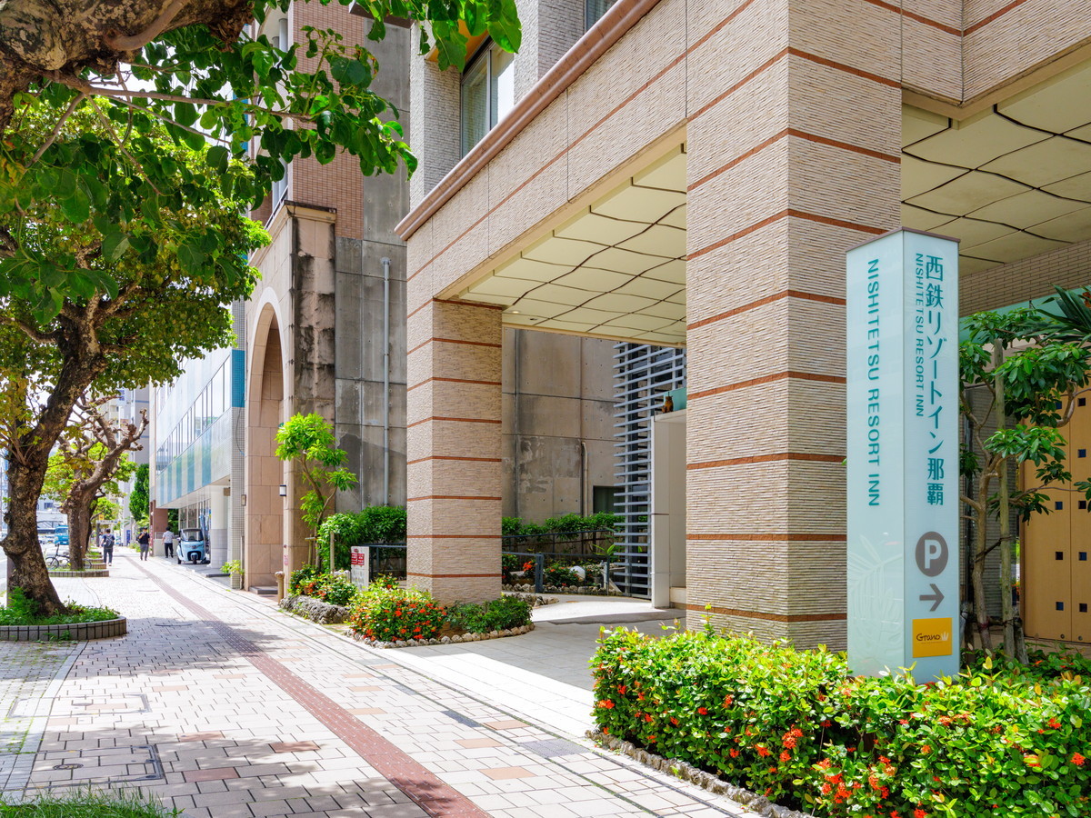 国道58号線沿いに立地