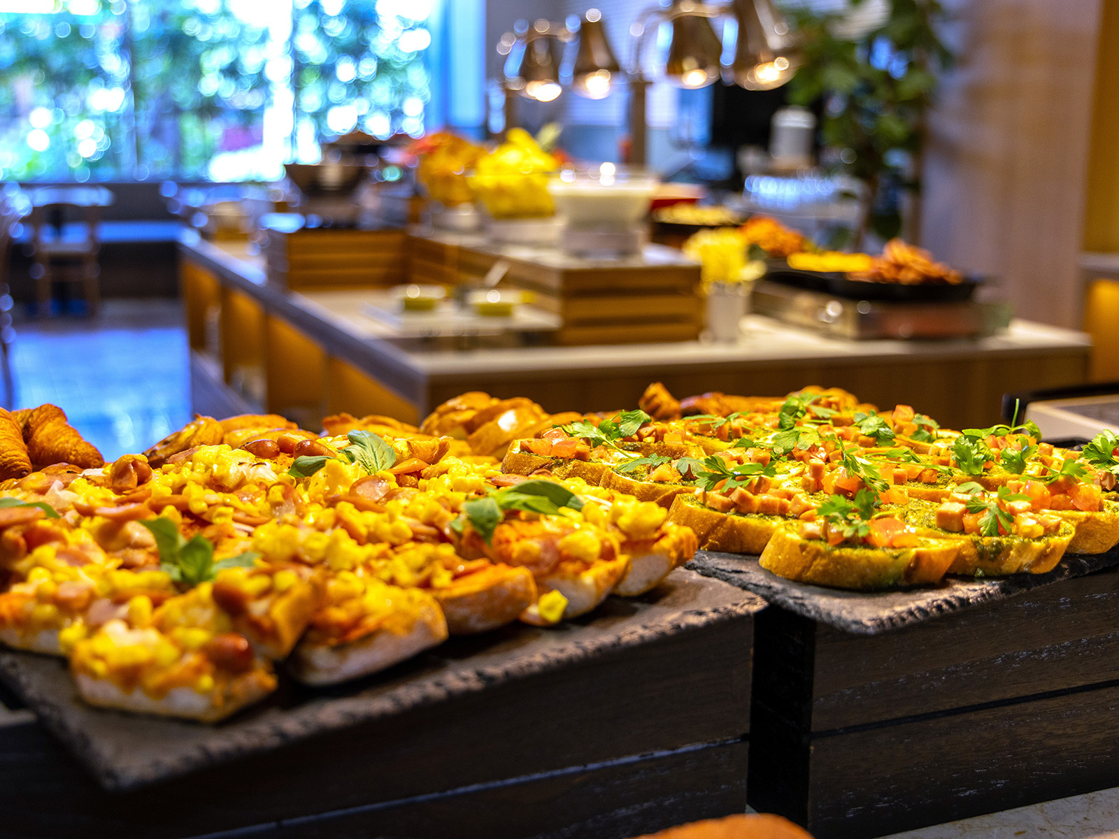 時間帯ごとに焼き上げる熱々な総菜パン