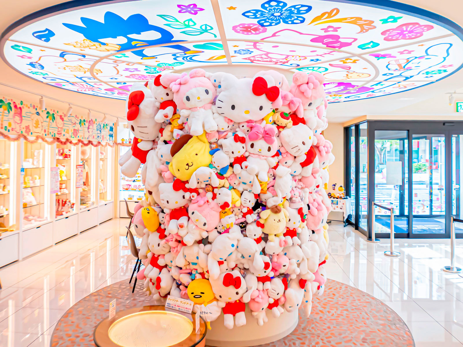 ロビー（キャラクターの柱）