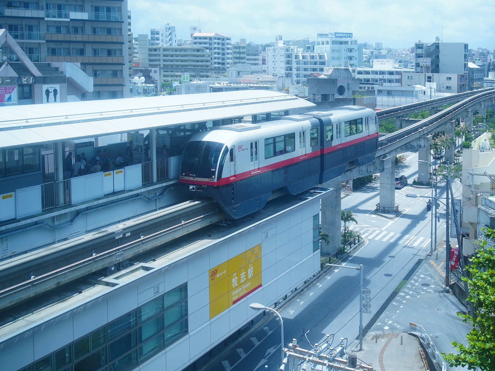 Location where Kokusai Street is along and is excellent in Yui Rail Makishi Station 