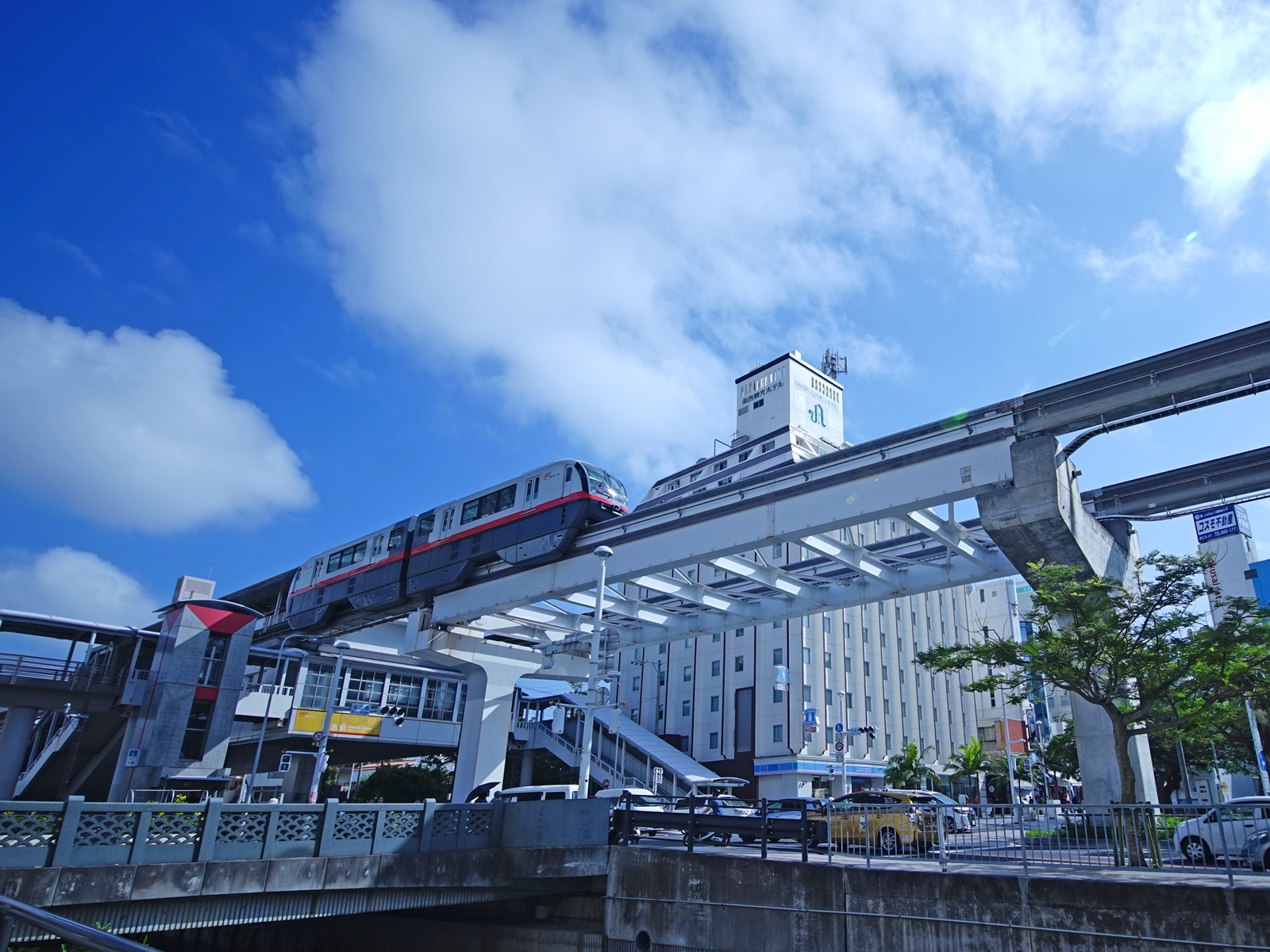 Location where Kokusai Street is along and is excellent in Yui Rail Makishi Station 