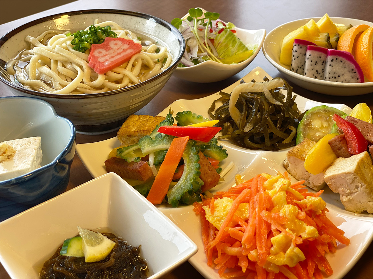 沖縄の食材や郷土の味にこだわった種類豊富な朝食ビュッフェ（40種類の和食＆洋食、沖縄郷土料理）