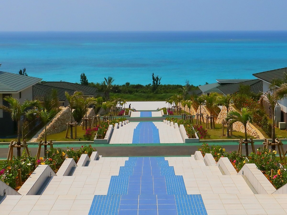 宮古島ブルーの海を一望