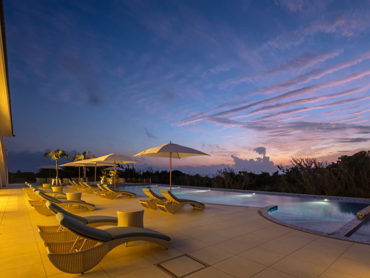 メインプール|夕暮れの心地よい風※営業期間4月~11月/営業時間7:30~20:00(中学生以下~18:00) メインプール|夕暮れの心地よい風※営業期間4月~11月/営業時間7:30~20:00(中学生以下~18:00)