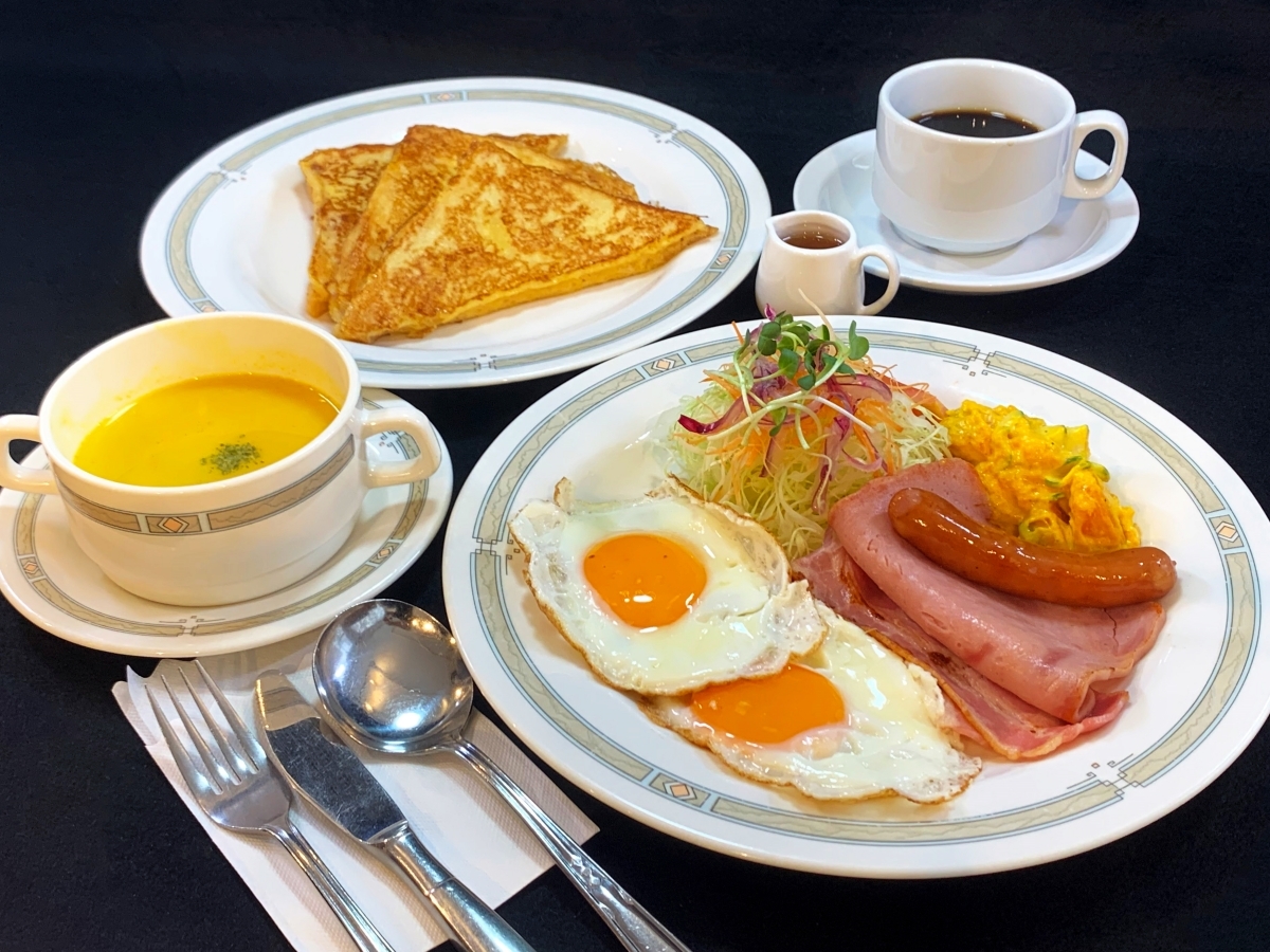 洋朝食／好評のフレンチトーストに目玉焼きやベーコン、スープ、ドリンクが付きます。