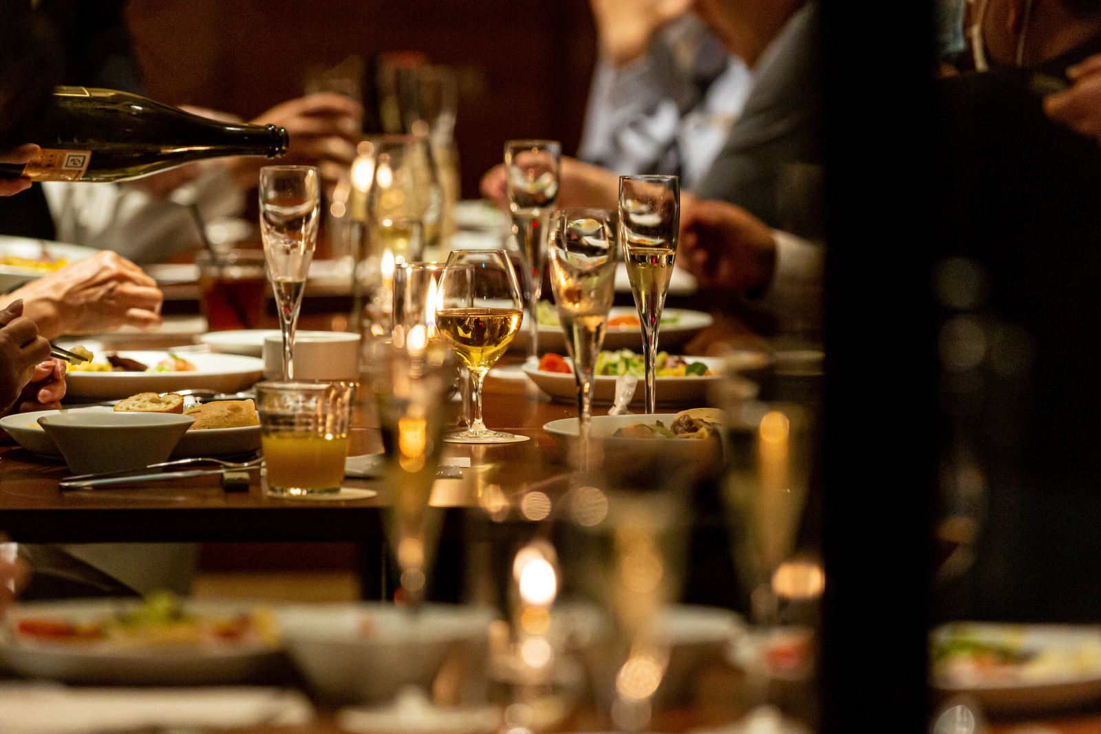 レストラン食事風景