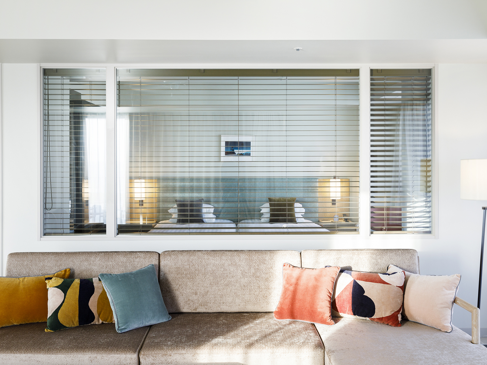 MB套房裡客廳與主臥室