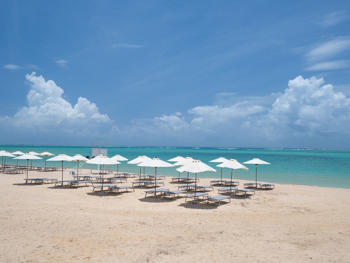 擁有天然白沙的名城海灘就在酒店門前。 僅供酒店客人免費租用遮陽傘、椅子和毛巾
