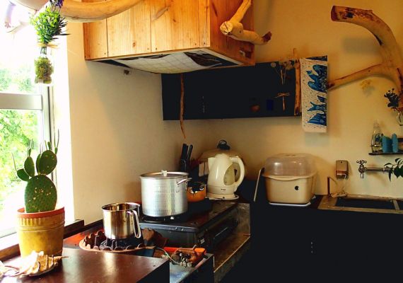 【廚房空間】位在別棟，全體客房共用的廚房。