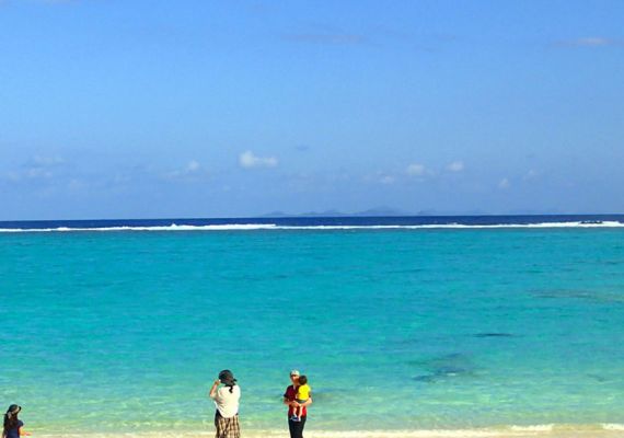 【Surrounding area】 During non-swimming season, you can take a walk along the beach picking up coral and shells. It is a really pleasant time♪
