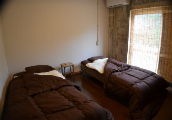 [Room C] 
There are 4 rooms with Western-style twin beds.
Rooms design is different and we appreciate your understanding about guests allocation after reservation.
Though there are not toilet or bath in the room, you may find shared 2 showers, toilets and washstands on premises.
Using of air conditioner is free. ※We appreciate your cooperation regarding saving electricity