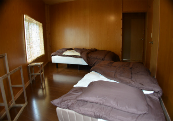 [Room D] 
There are 4 rooms with Western-style twin beds.
Rooms design is different and we appreciate your understanding about guests allocation after reservation.
Though there are not toilet or bath in the room, you may find shared 2 showers, toilets and washstands on premises.
Using of air conditioner is free. ※We appreciate your cooperation regarding saving electricity