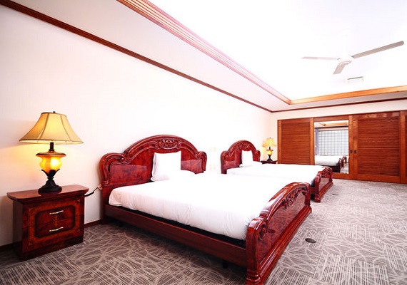 【Bedroom on the 1st floor】Antique style furniture is unified in the room with calm atmosphere. 
