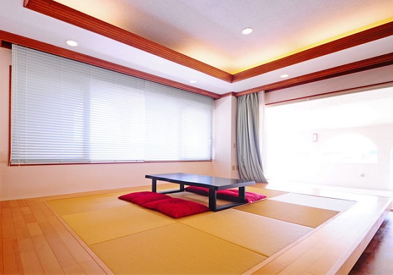 【起居室】客廳旁的琉球榻榻米12張。可以伸長腳輕輕鬆鬆入眠。(可以使用日式床墊)