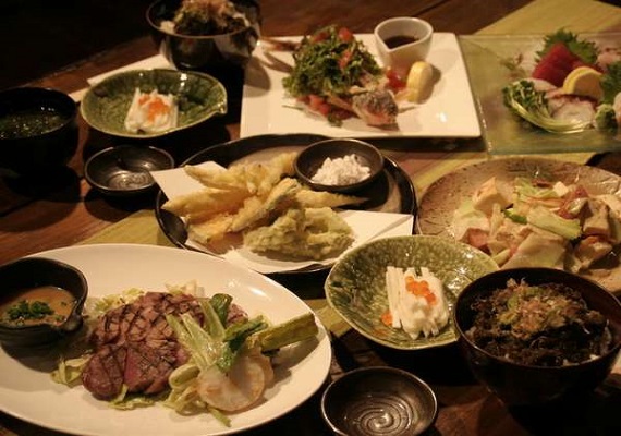 Okinawan full-table style ◆ Taste the Agu pork of Okinawan cuisine 