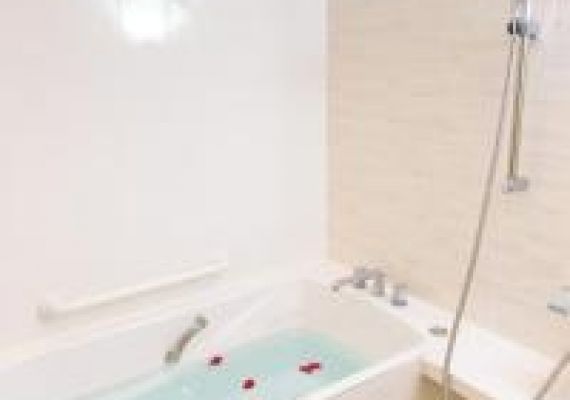 〇バスルームとシャワールーム完備

バスルームとシャワールーム、トイレを２つ、洗面スペースを２つ
完備致しておりますので、ゆっくりとお使いいただけます。



