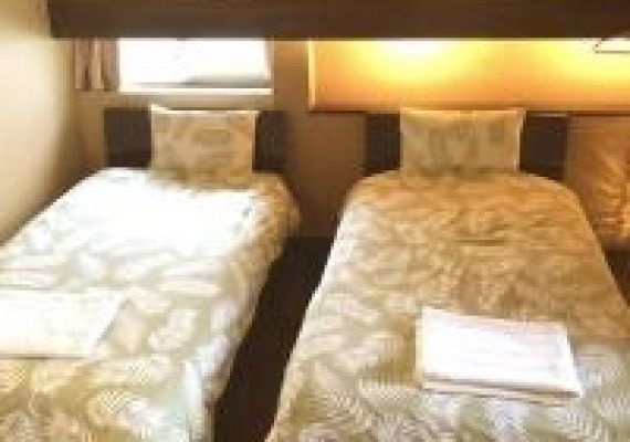 〇ルーム３
３つあるベッドルームのひとつ。
シングルベッドがツインがあります。

ベッド数合計
ダブルベッド:2 シングルベッド:2 ソファーベッド:2 マットレス:1