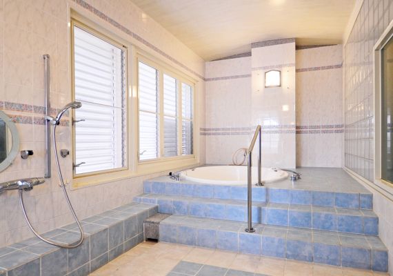 【1F寢室】付有豪華按摩浴缸的浴室。