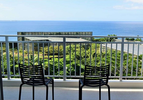 Ocean view Balcony. While it is blown by refreshing wind, how about calming heart.
Wind and superb view of Okinawa heal your heart.