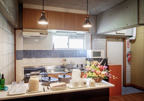 全室にキッチンがあり、冷蔵庫、電子レンジ、IHコンロのほか、調理器具・食器類も常備しております。