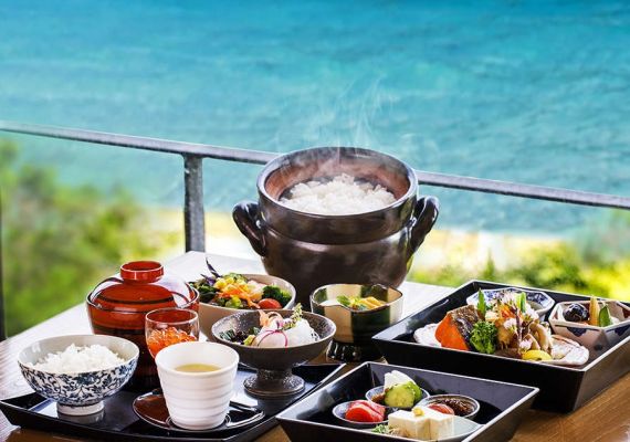 【スタンダード】北と南を味わう夕食と伝統的な和朝食を楽しむ沖縄唯一の旅館 名嘉真荘 D/夕朝食付き