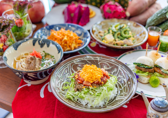 【沖縄ホテル自慢のご朝食】
レストラン：くがに（黄金）テラス
07：00～10：00 ※最終入場9:00（9:30には料理をお下げします）
沖縄県民に愛されてきた沖縄料理のチャンプルーやタコライス、沖縄そばはもちろん
沖縄県久米島味噌で仕上げたローストチキンや、ホテル自慢のソーキ（スペアリブ）など
沖縄の食文化を堪能できる朝食です。
また、新鮮な野菜と沖縄食材をふんだんに使い、食べやすいように目の前で刻んで提供する「チョップドサラダ」も沖縄ホテルの人気メニューです♪

ドリンクは、朝からオリオン生ビールやハイボールが飲み放題♪
このほかにも、沖縄のご当地ドリンク「ヨーゴ」や、
栄町の人気珈琲店「COFFEE potohoto（ポトフォト） 」さんの焙煎したコーヒーもお楽しみいただけます。

※予約人数によってはセットメニューとなる事もございますので予めご了承下さいますようお願い致します。