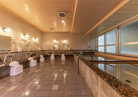 【大浴場】（宿泊者無料）
ご利用時間…　06：00 ～ 11：00／15：00 ～ 24：00
沖縄の宿泊施設では珍しい大浴場がございます。仕事、旅の疲れを足の伸ばせるお風呂でリフレッシュしてください。
館内の移動は、ナイトウェア・スリッパ履きでOK！楽々移動ができます。
客室よりフェイスタオル、バスタオルをお持ちください。

大浴場に設置しているシャンプーやリンスの他に、
フロント横にシャンプーBar（全14種）がございます♪
普段使っているものや、ちょっと試してみたいものなど、ご自由にお選びください。
※歯ブラシ・カミソリはございません。お手数をお掛けしますがご持参下さい。