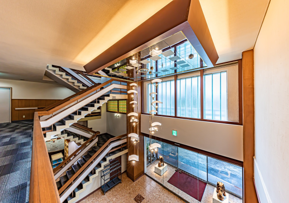 【チェックイン・アウト】
◎チェックイン　17：00 ～ 24：00
◎チェックアウト　11：00
※24時以降のチェックインについてはホテルまでご相談下さい。

【駐車場】（1泊1台／1，000円）
出入りしやすい平面駐車場が敷地内にあります（50台）

■貸出備品■無料（いずれも台数に限りがございます）
・ズボンプレッサー/アイロン
・ベビーカー等