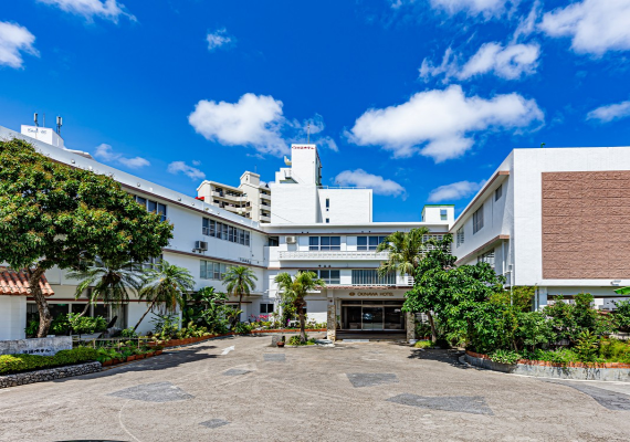 :::::アクセス・周辺情報:::::
【アクセス】
◎那覇空港：車で約20分
◎沖縄都市モノレールゆいレール安里駅：徒歩約7分
◎沖縄自動車道那覇IC：車で約10分

【観光スポット】
◎世界遺産 首里城：車で約7分
◎識名園：車で約10分
◎栄町市場：徒歩約7分
◎国際通り：徒歩約10分（500m）

【最寄り情報】
◎スーパー：栄町リウボウまで徒歩約7分
◎コンビニ：ローソンまで徒歩約2分
◎飲食店：ホテル周囲にたくさん！スタッフがおすすめのお店を教えます♪