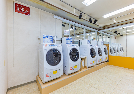 【コインランドリー（有料）】
乾燥機付きのドラム式洗濯機♪
長期滞在にも便利です。
◎ドラム式洗濯乾燥機：5台

【自動販売機】
◎ご当地ドリンクやおつまみ、お菓子なども！