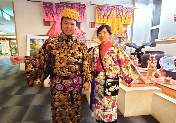 【琉装体験】
琉装で沖縄観光！旅の思い出の1ページを彩ってみませんか？
沖縄ホテルの映えスポットで写真を撮ったり、そのまま首里城下町を散策したり…
☆ホテル敷地内利用☆
・1時間　お一人様　1,500円
・3時間　お一人様　3,000円
☆外出時☆
・3時間　お一人様　5,000円
・24時間　お一人様　10,000円

男性用・女性用・お子様用とそれぞれカラーバリエーションがあります。
小物やアクセサリーもご準備してます。
お気軽にフロントまでお声がけください。予約も可能です。（数に限りございます）