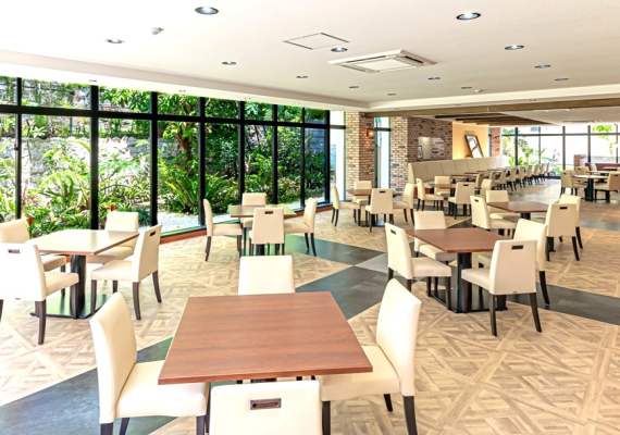 【朝食付きプランの専用特典「くがにテラス」満喫サービス】
※くがにテラス利用時間：10：00 ～ 22：00※
1：オリオンビール・ハイボール・こだわりのコーヒーなど飲み放題（チェックイン～チェックアウトまで）
2：コワーキングスペースとしてご利用いただけます（気分を変えてお仕事を♪）
3：レンタルキッチンのご利用（沖縄のうちなー飯づくりにもチャレンジ）
4：飲みながらのんびりワーク紹介！3人目から半額特典！（通常一日あたり 2，200円／人）
　　宿泊以外の方も、宿泊者のご紹介でお得にご利用いただけます！
　　※宿泊者（紹介した方）の滞在期間に限ります。