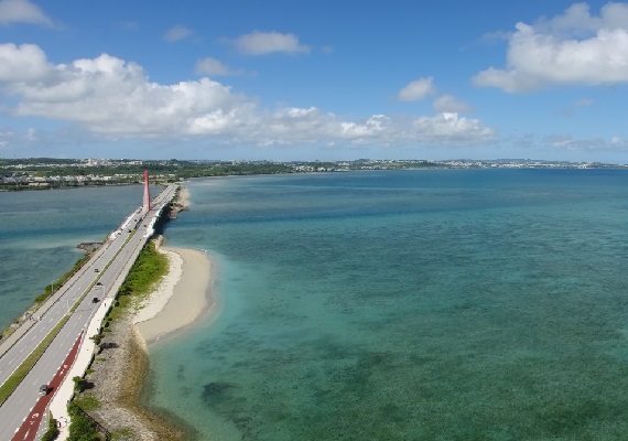 Stay on the remote island that is easily accessible by car from the main island of Okinawa!