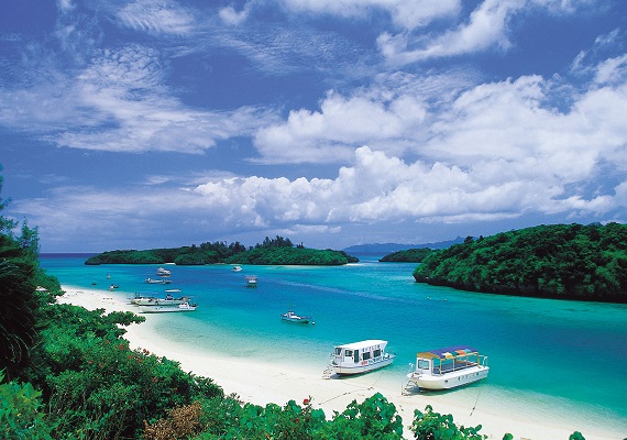 Beautiful sea! Popular Yaeyama islands with very charming and lush nature!