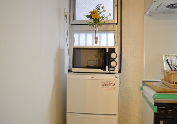 電子レンジと冷蔵庫は共同スペースにあります。ご自由にお使い下さい。