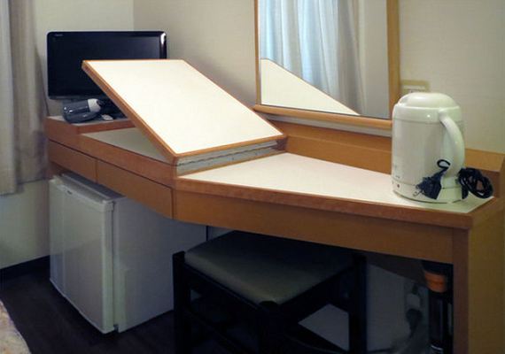 To use PC or other devices the table has wing-type top board to make working space larger.