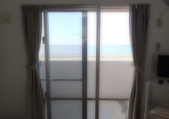 お部屋の窓からお部屋からはもちろん海を一望！昼間は沖縄の青い海を。。夕方は夕日に染まる海を是非お楽しみください。