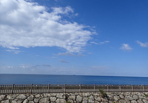 お部屋の窓からお部屋からはもちろん海を一望！昼間は沖縄の青い海を。。夕方は夕日に染まる海を是非お楽しみください。
