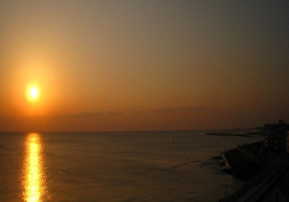 お部屋の窓からお部屋からはもちろん海を一望！昼間は沖縄の青い海を。。夕方は夕日に染まる海を是非お楽しみください。