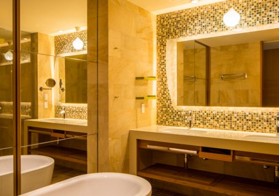 「Lanai 陽台雙床房」的浴室。除了個人淋浴室，室外庭園裡也有完備的半露天風呂浴池，奢侈的客房