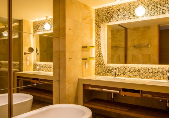 The bathroom of the "Lanai Twin". In addition to the private shower booth, a luxurious room equipped with a semi-open-air bath in the outdoor garden
