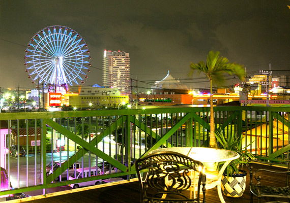 テラスから眺めるアメリカンビレッジの夜景【屋上貸切バリスタイルアジアンスイート】