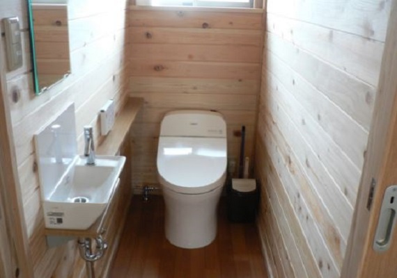 檜木の香り漂うトイレは、2か所ございます。