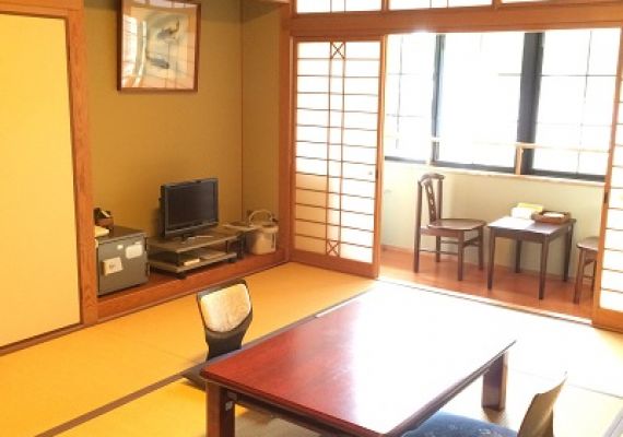 Japanese-style room with no bath or toilet